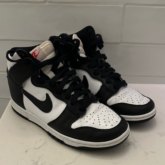 Nike Black and White Sneakers women’s 5.5 - Picture 3 of 6